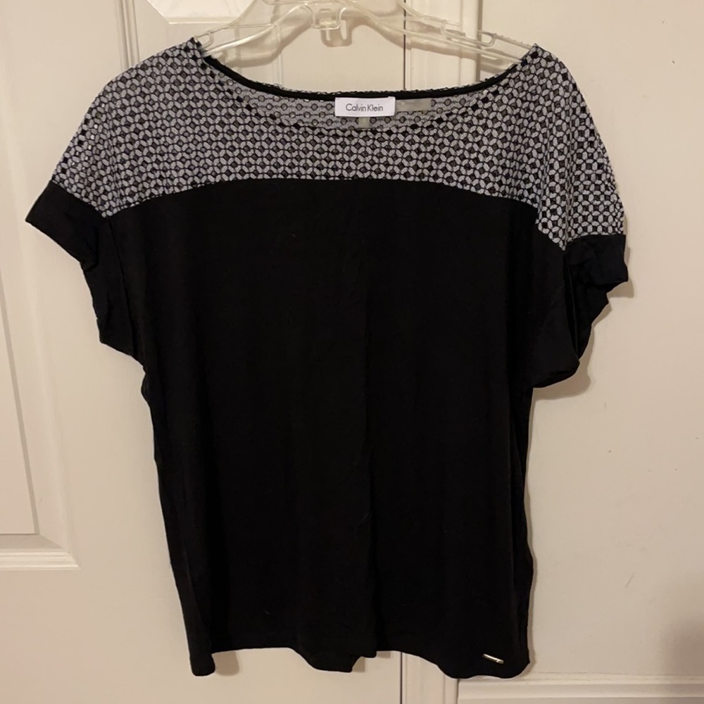 Brand: Calvin Klein Color: Black and White Size: Medium
